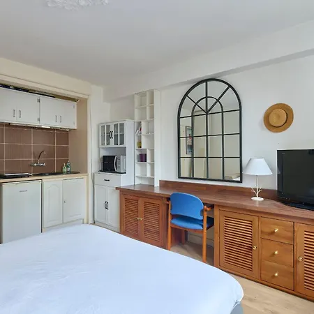 Quiet Metro Line 13 Pernety And Line 4 Alesia Montparnasse Nearby Párizs