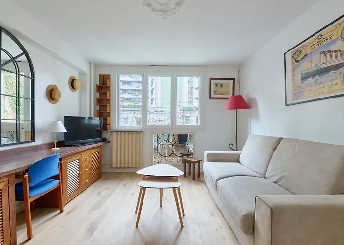 Quiet Metro Line 13 Pernety And Line 4 Alesia Montparnasse Nearby Párizs