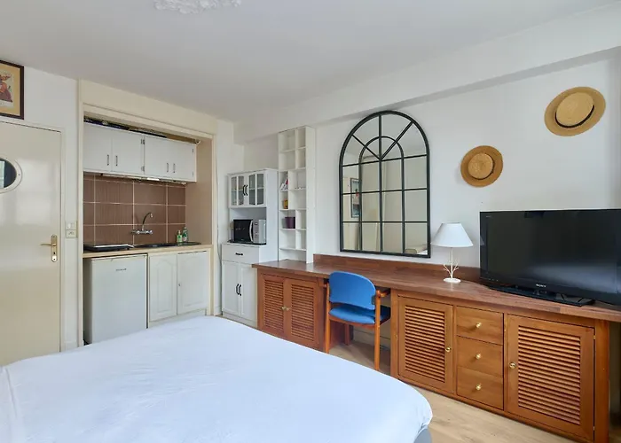 Quiet Metro Line 13 Pernety And Line 4 Alesia Montparnasse Nearby Párizs